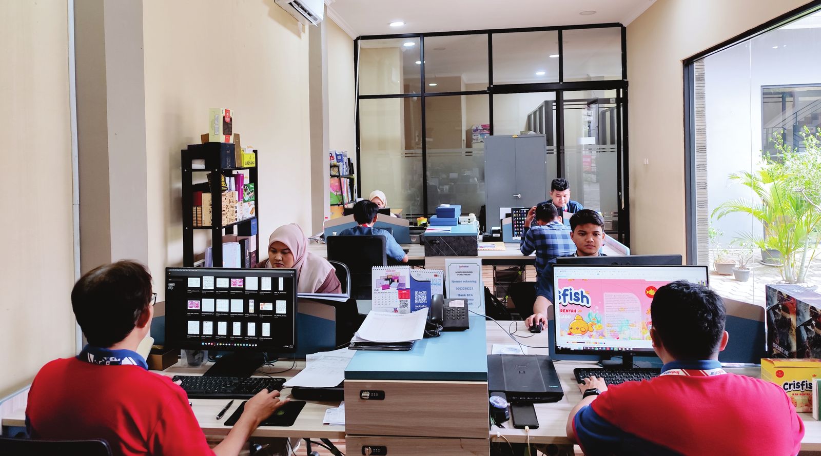 Suasana kantor Indostar — tim bekerja di satu ruang