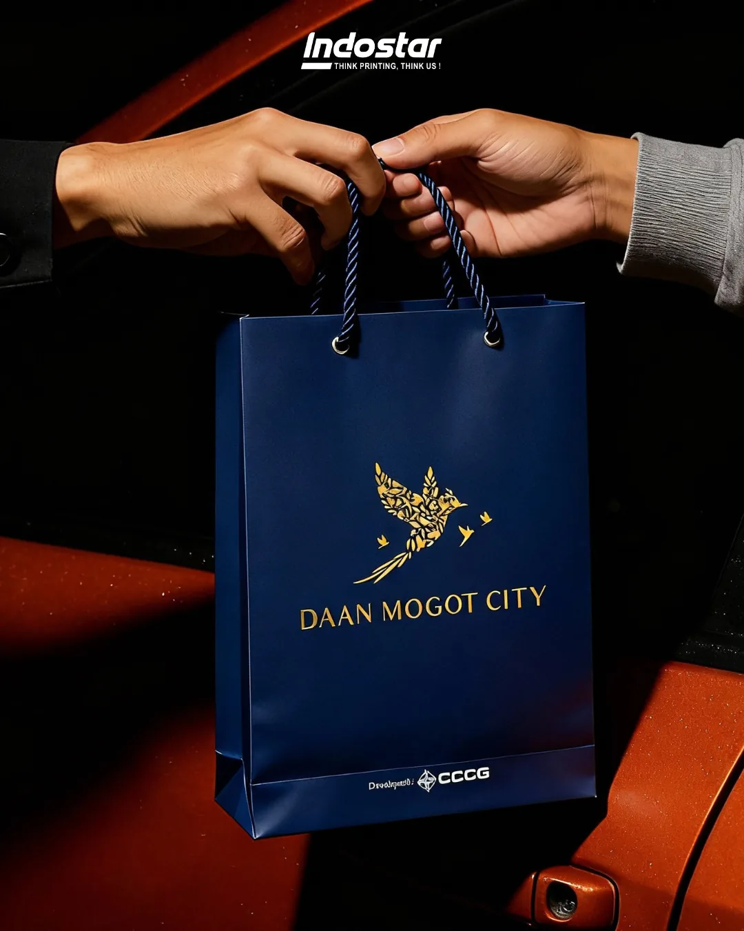 Paperbag navy Daan Mogot City dibawa pelanggan