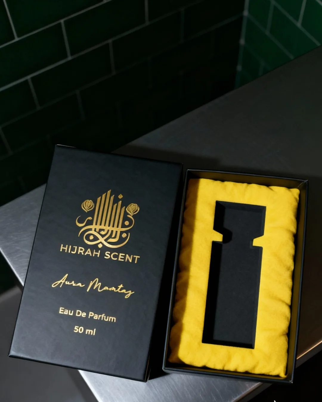 Hardbox Hijrah Scent terbuka dengan insert busa kuning