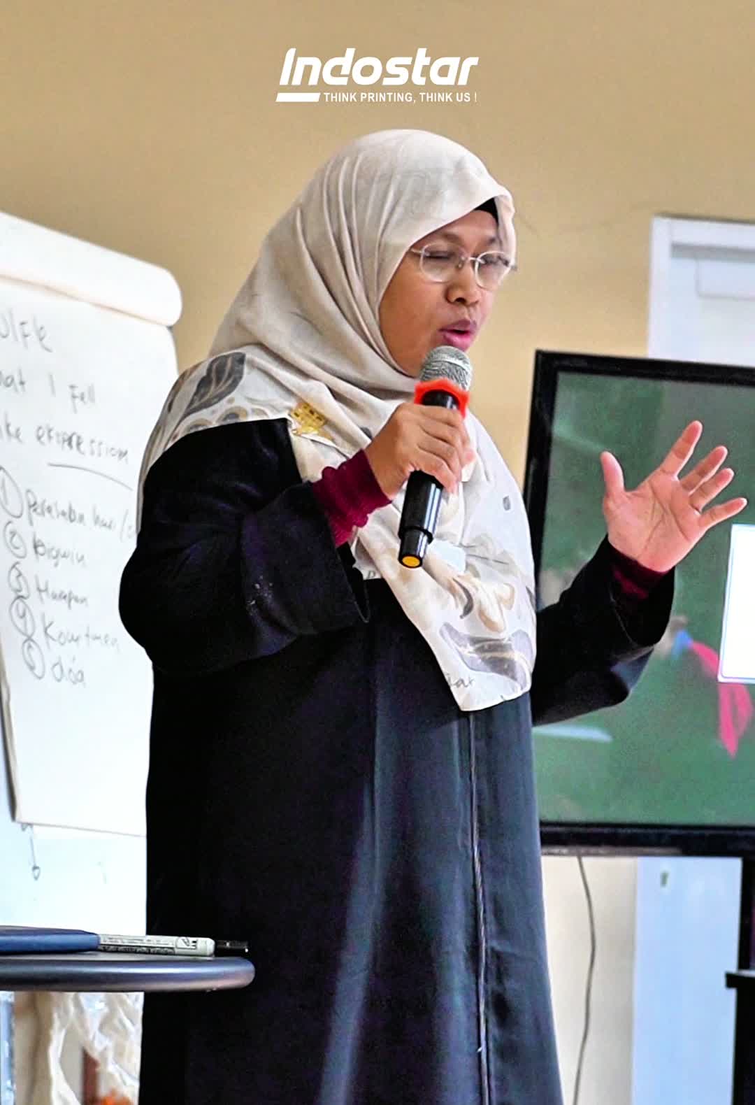 Pemimpin Indostar memberi motivasi pagi kepada tim